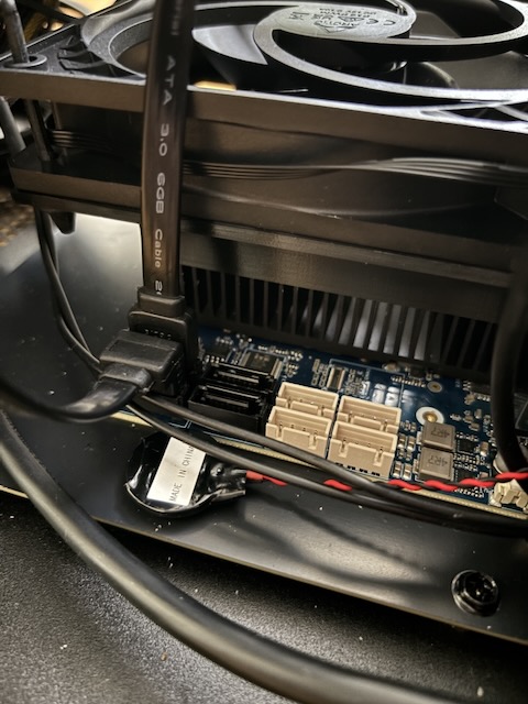 View from the side, showing that the fan does not block SATA cables.